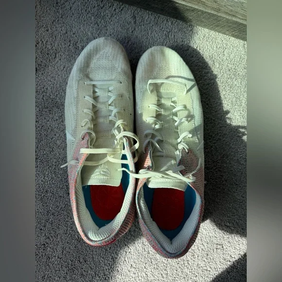 Nike Kobe Bryant signature sneaker (17) - Picture 4 of 5